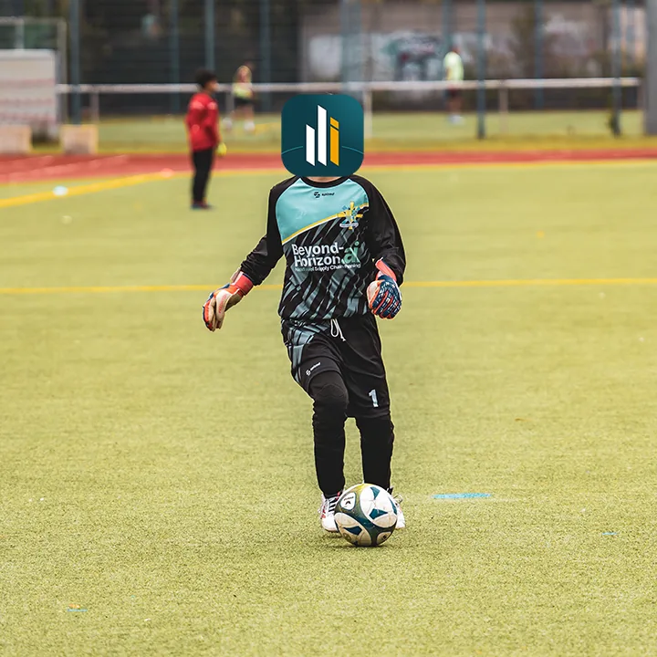 Torwart im schwarz-türkisen Torwarttrikot mit Beyond-Horizon-Druck führt den Ball